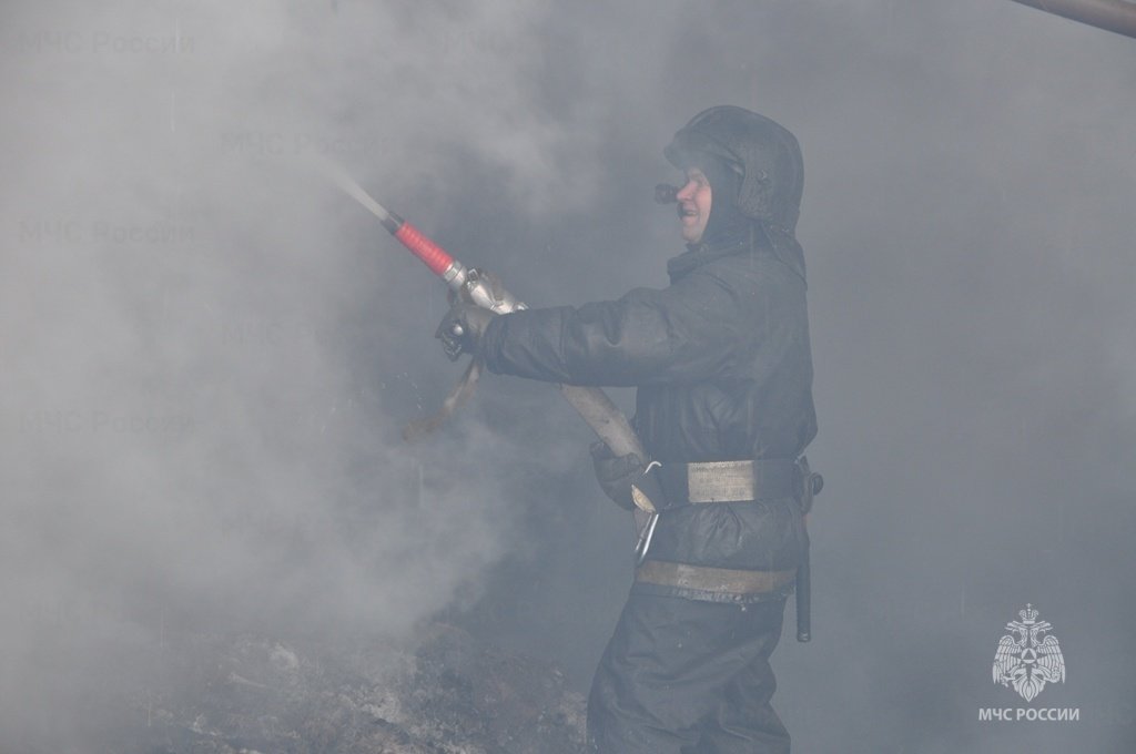 В Тигильском районе пожарные ликвидировали возгорание в дачном доме